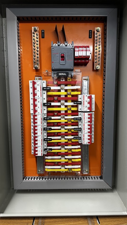 Plaquetas de identificação e sinalização com recorte e gravação a laser - Refit Soluções para Industria para Sorocaba e Região