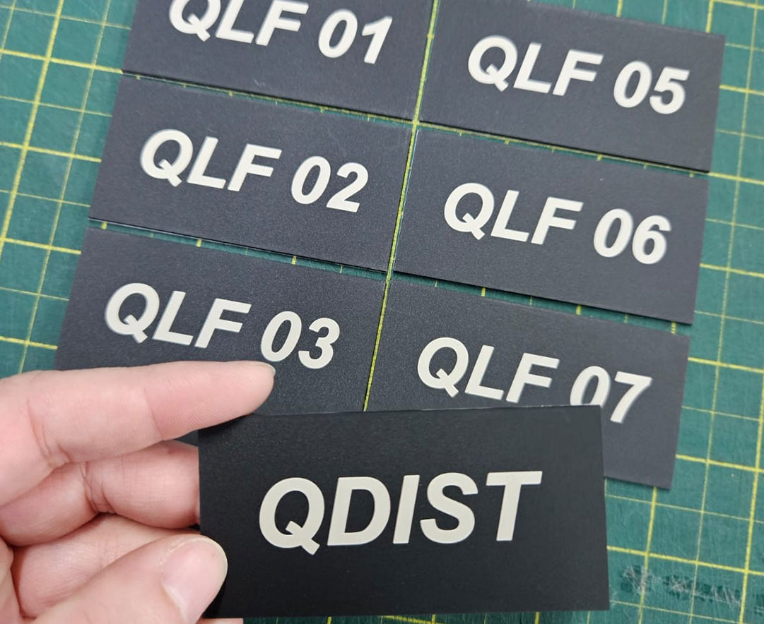 Plaquetas de identificação e sinalização com recorte e gravação a laser - Refit Soluções para Industria para Sorocaba e Região