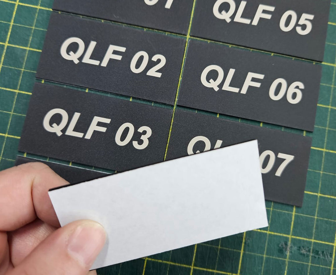 Plaquetas de identificação e sinalização com recorte e gravação a laser - Refit Soluções para Industria para Sorocaba e Região