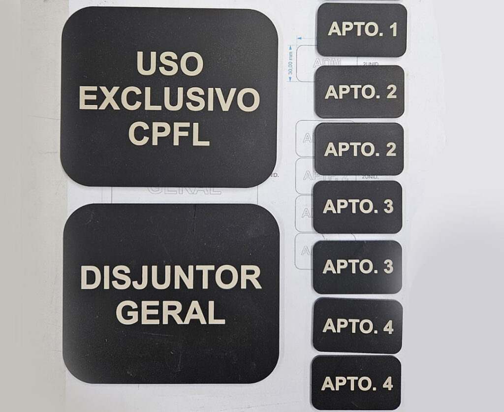 Plaquetas de identificação e sinalização com recorte e gravação a laser - Refit Soluções para Industria para Sorocaba e Região