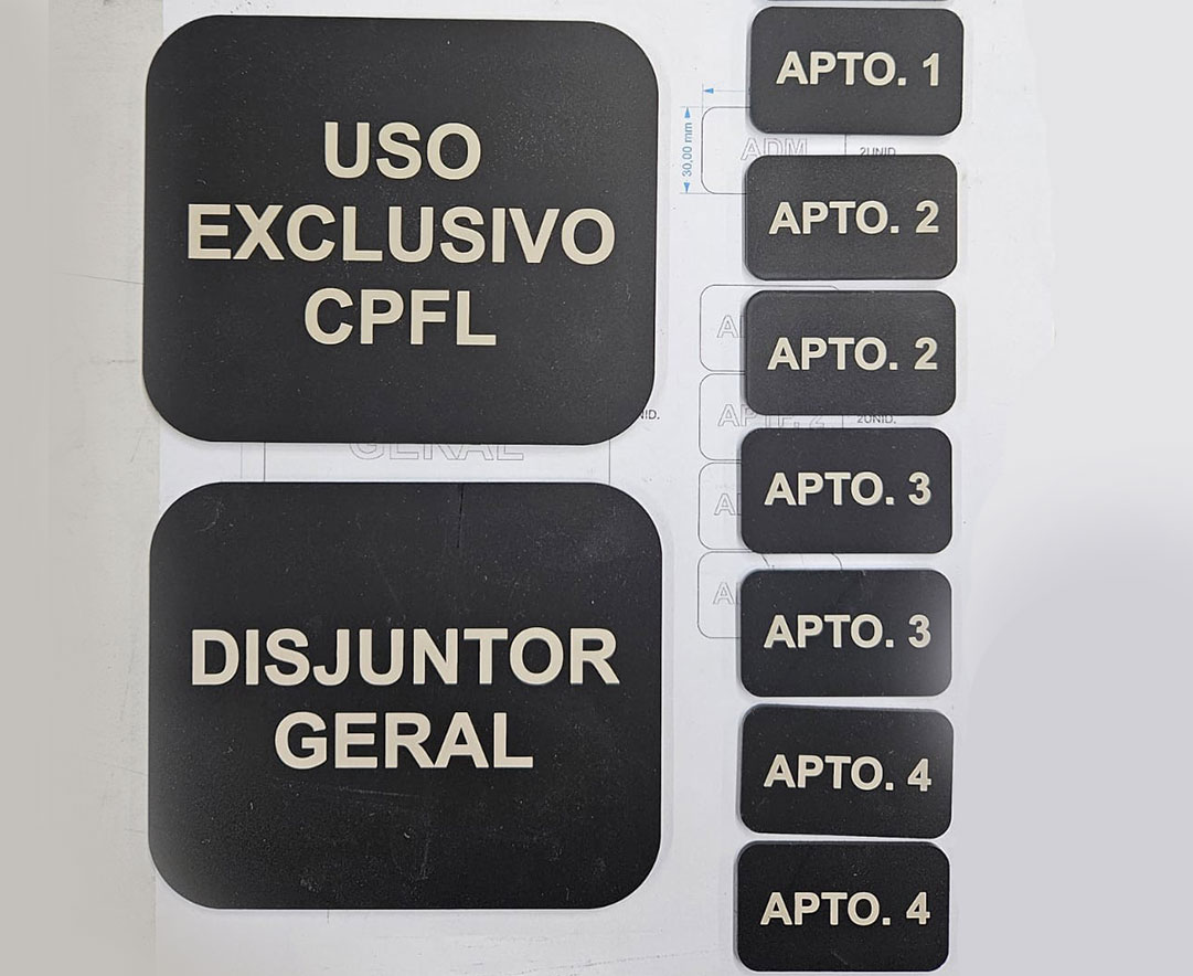 Plaquetas de identificação e sinalização com recorte e gravação a laser - Refit Soluções para Industria para Sorocaba e Região