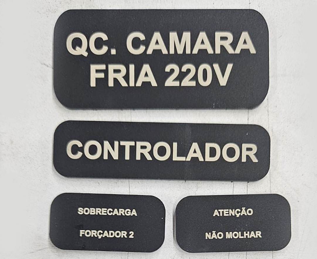 Plaquetas de identificação e sinalização com recorte e gravação a laser - Refit Soluções para Industria para Sorocaba e Região