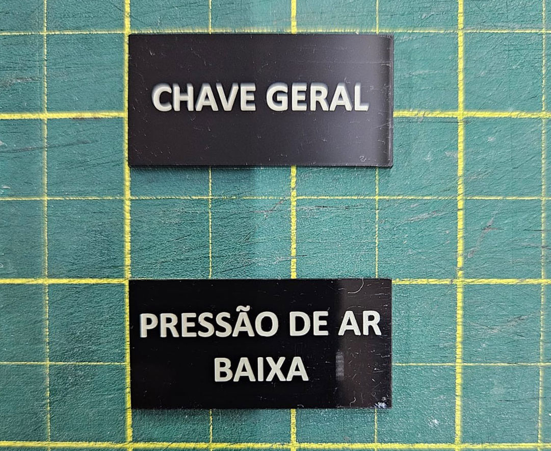 Plaquetas de identificação e sinalização com recorte e gravação a laser - Refit Soluções para Industria para Sorocaba e Região